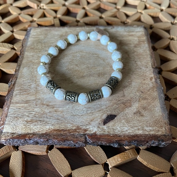 Gorgeous cream & gold beaded bracelet ✨ handmade ✨ stretchy, one size fits most - Picture 3 of 3